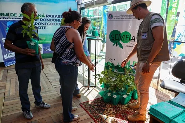 Semeia realiza distribuição de mudas durante a Rondônia Rural Show