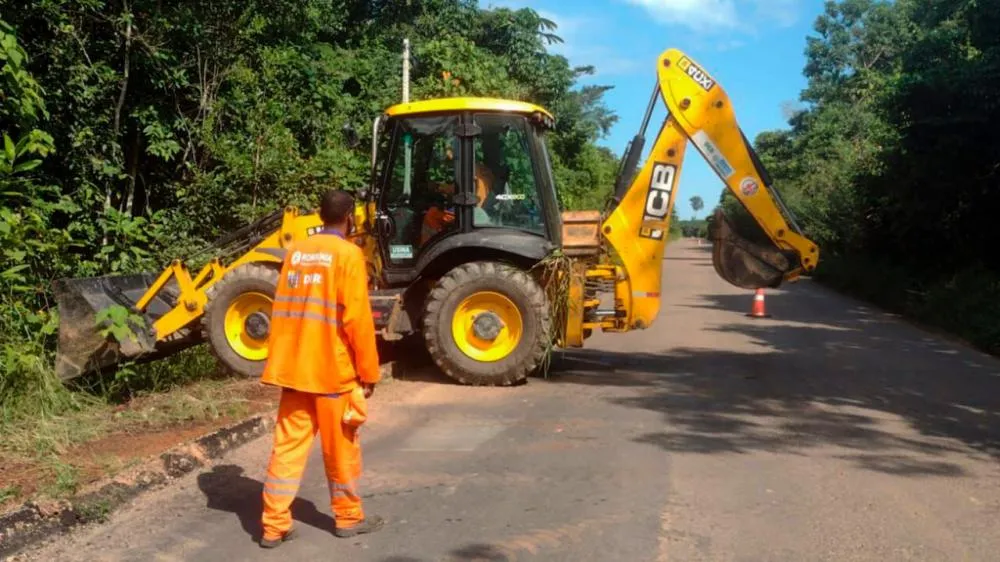 Limpeza mecanizada é efetuada às margens da RO-205, em Cujubim, para melhor visibilidade