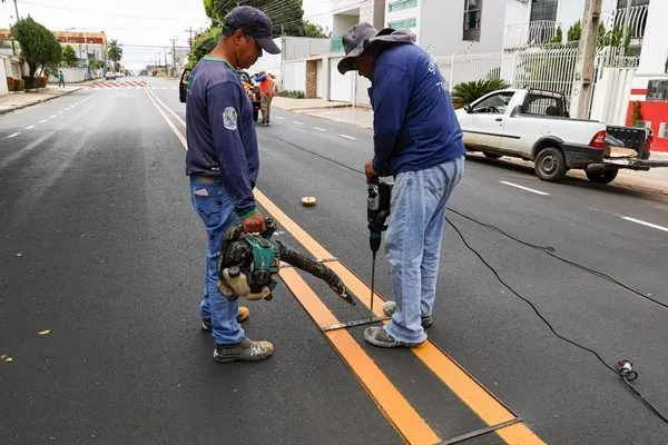 Prefeitura implanta nova sinalização na avenida Maringá para mais segurança no trânsito 