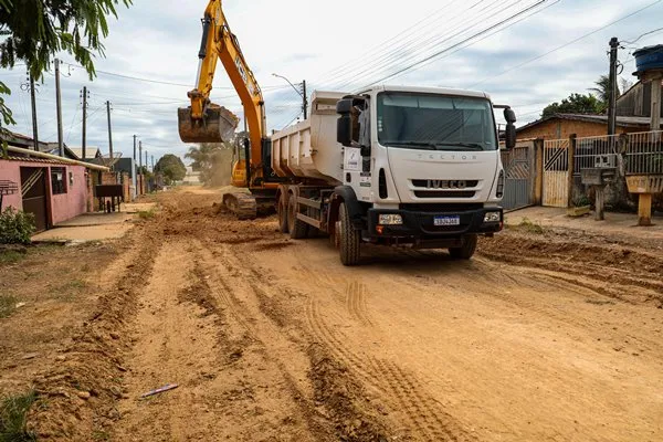Prefeitura prepara base para a pavimentação de ruas no bairro JK
