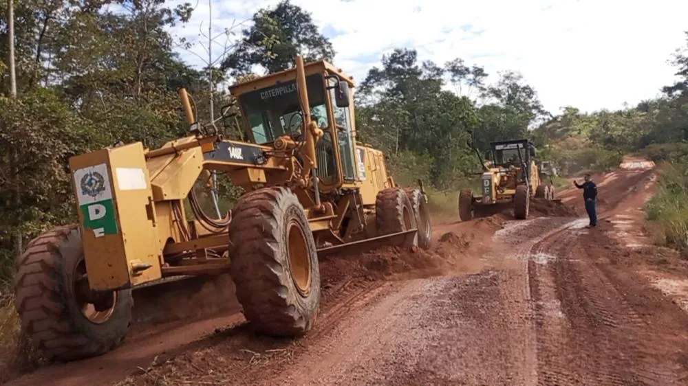 Serviços de patrolamento na RO-490 garantem melhorias da trafegabilidade na região