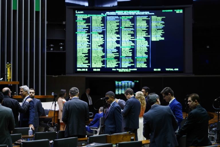 Câmara aprova reajuste da remuneração dos servidores do Judiciário; acompanhe