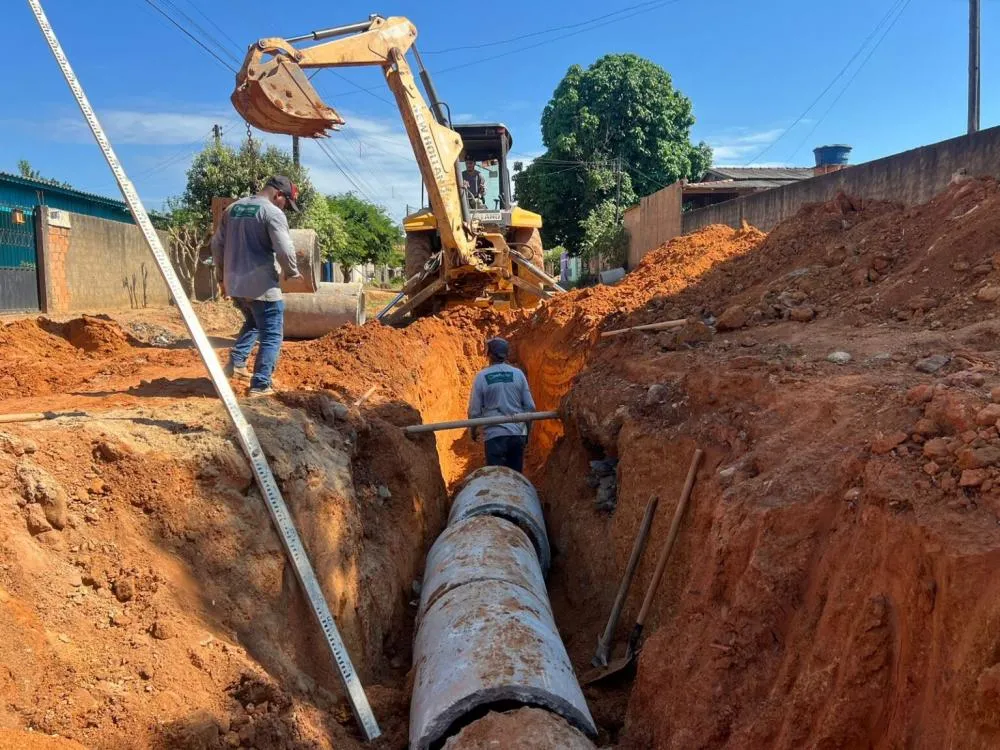 Prefeitura de Jaru constrói rede de drenagem na Rua Raimundo Barreto; serviço integra obras pavimentação da via