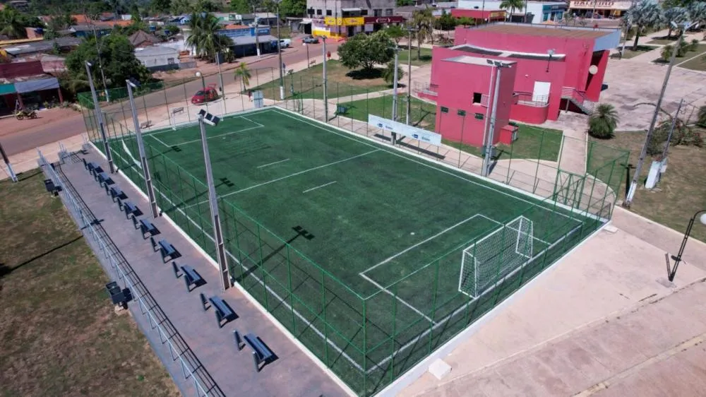 Governo de Rondônia entrega campo society com grama sintética na praça municipal de Parecis