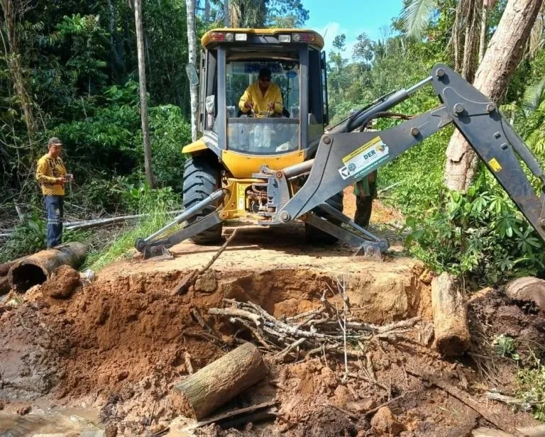 Prefeitura de Guajará-Mirim realiza melhorias urgentes no Ramal do Brito e União