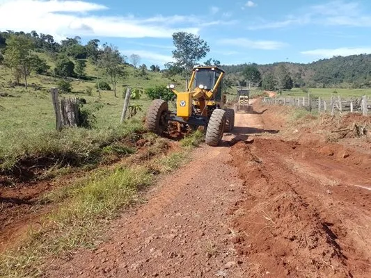 Prefeitura avança com recuperação de estradas rurais