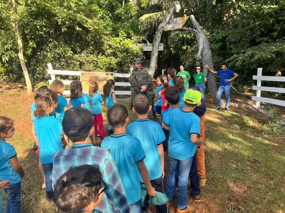 Alunos participam de atividades ambientais em Trilha Ecológica Educativa