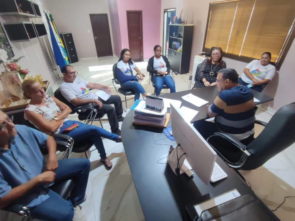  Membros da Associação de Ajuda Mútua aos Autistas realizam visita ao chefe do Executivo