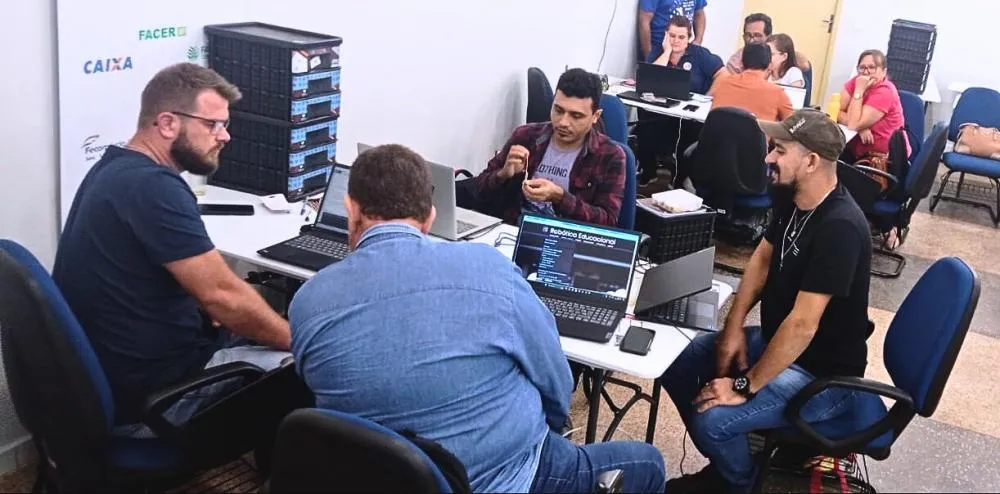 Curso de Robótica Educacional é aplicado aos professores das escolas estaduais de Rolim de Moura