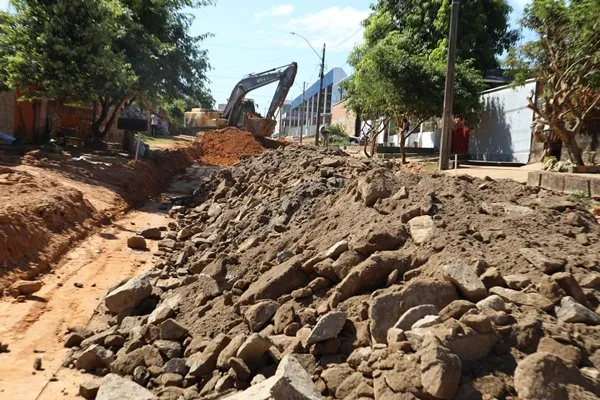 Prefeitura amplia obras para a pavimentação de ruas no bairro JK