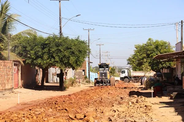 Prefeitura amplia serviço de terraplanagem em ruas do bairro JK