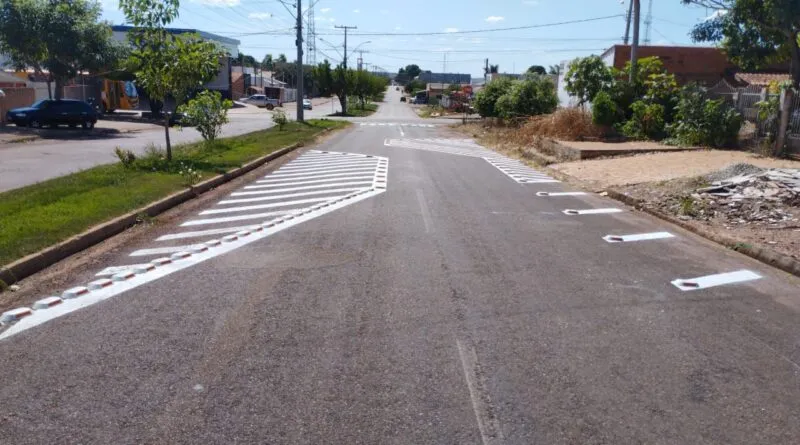 Sinalização de trânsito no cruzamento da Rio Madeira com a São Paulo indica estreitamento de via