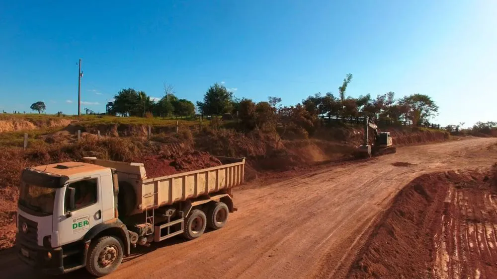 DER-RO trabalha na recuperação de 400 metros da Rodovia-420, na região do Vale do Jamari
