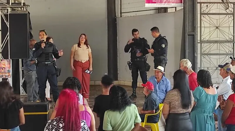 Idosos que frequentam o Centro de Convivência do Idoso de Rolim de Moura participam de palestra em defesa a pessoa idosa