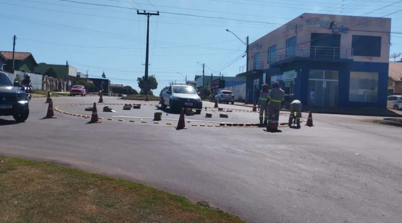 COMTRAN instala rotatória entre a Rua Jaguaribe e Avenida Maceió, em Rolim de Moura