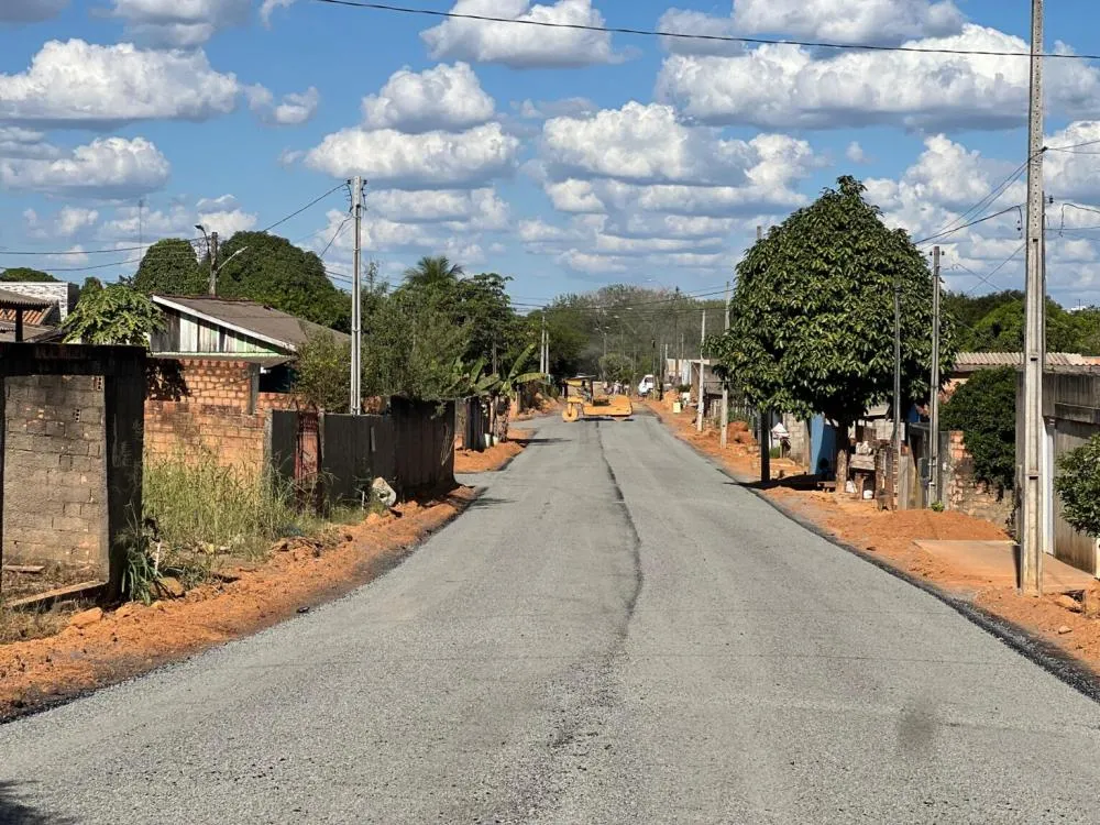 Rua Padre Feijó no trecho entre a 21 de Abril e Linha 605 também é beneficiada com asfalto novo