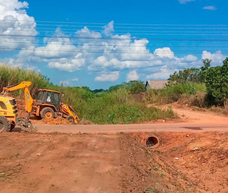 Prefeitura de Guajará-Mirim reforça limpeza de canais e córregos para prevenção de alagações