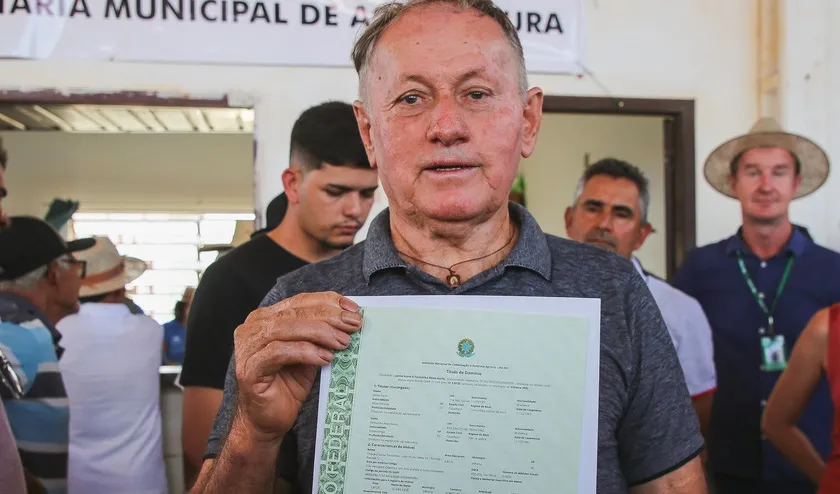 Depois de 28 anos de espera, Prefeitura entrega títulos para Cooperfrutos e Apronvida