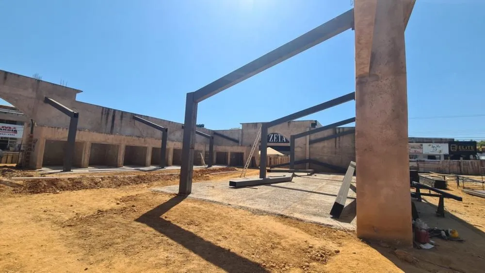 Centro Comercial Urbano de Jaru começa a receber estrutura de ferro para cobertura do prédio