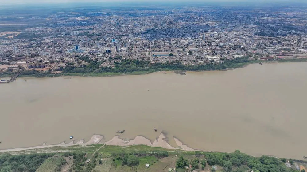 Defesa Civil programa entrega de água potável para comunidades ribeirinhas durante a estiagem amazônica