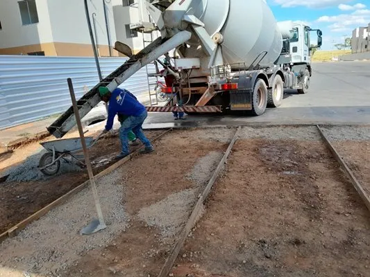 Prefeitura constrói calçadas no Cras Morar Melhor II