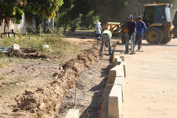 Prefeitura finaliza instalação de meios-fios na rua Maracatiara (T-20)