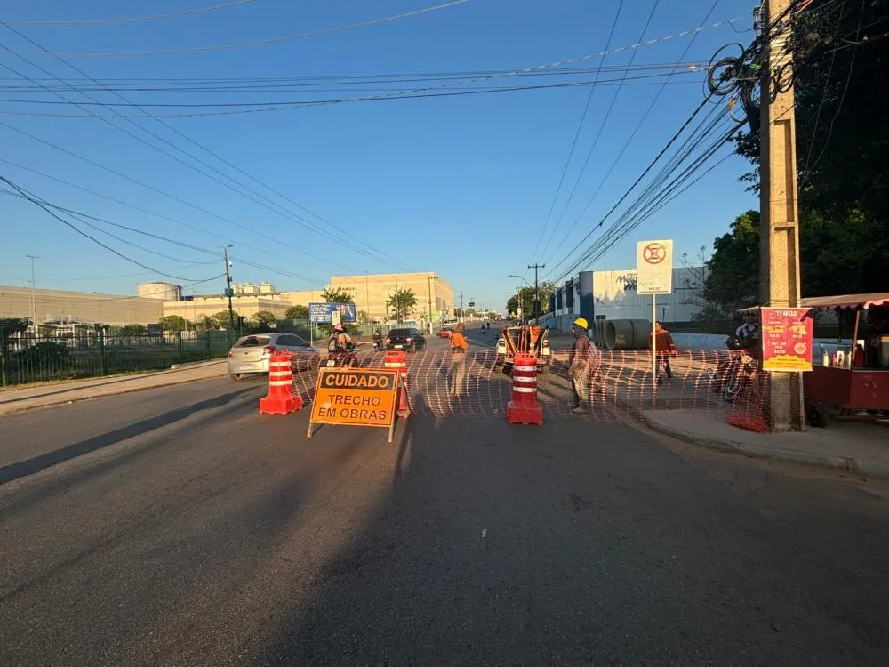 Trecho da Av. Calama, próximo ao Porto Velho Shopping, está interditado para obra de drenagem