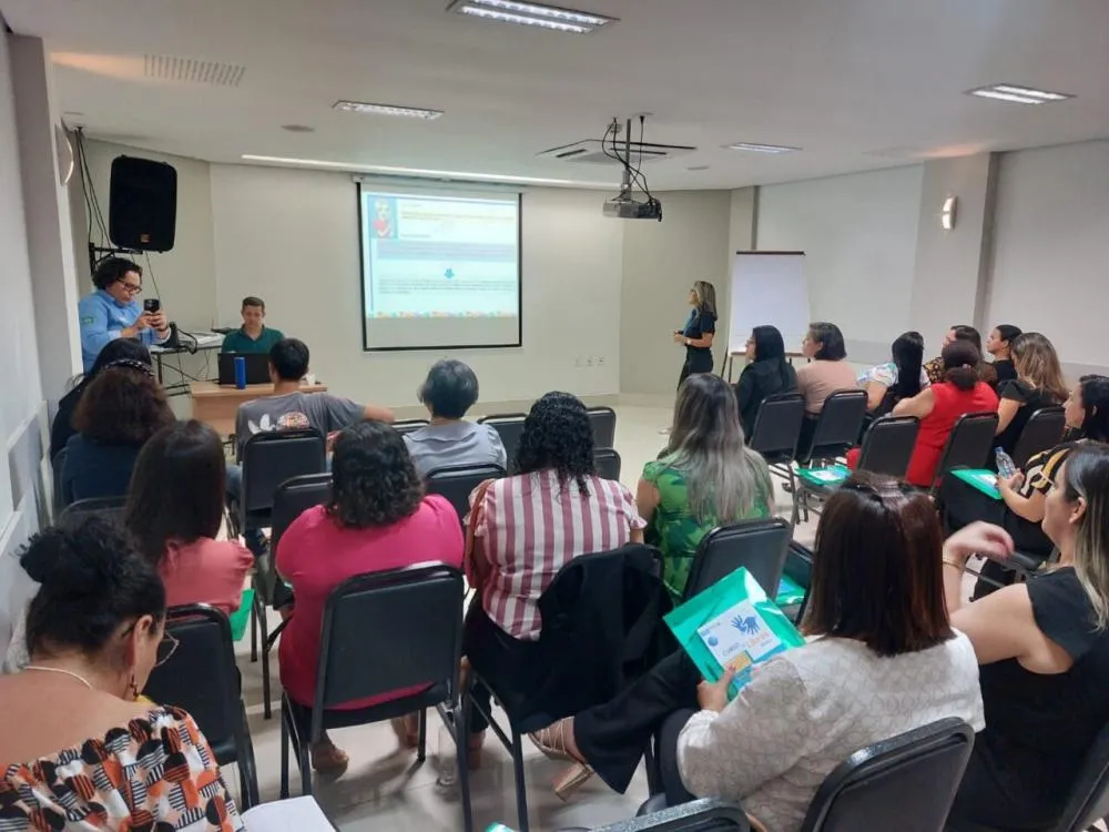 Professores que atuam em salas de recursos multifuncionais participam de curso de Libras Básico