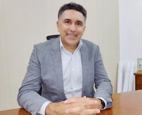 Justiça condena prefeito Delegado Arismar Araújo a devolver aumento irregular do seu próprio salário 