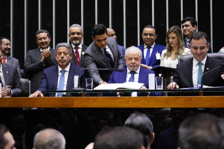 Lula toma posse e anuncia primeiras medidas: revogação de decretos sobre armas e redução da fila no INSS