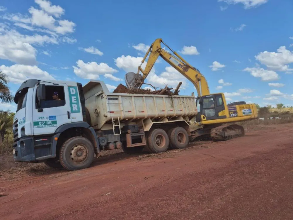 Início das obras de asfaltamento na Linha 208 beneficia moradores do distrito de Nova Estrela, em Rolim de Moura