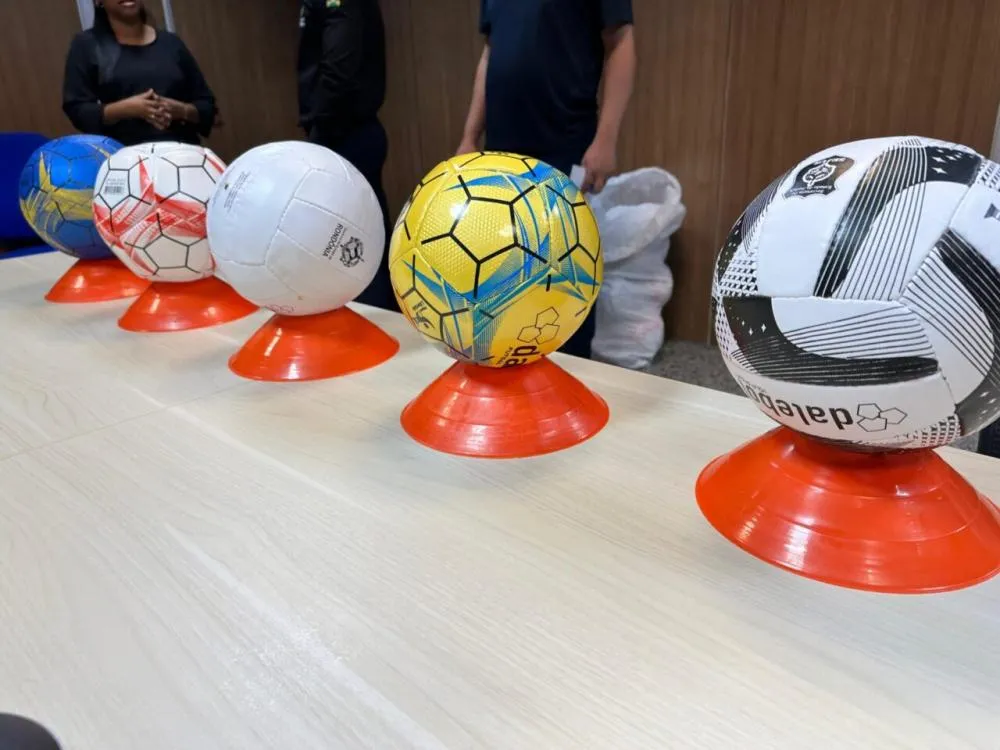 Governo de RO realiza doação de itens esportivos confeccionados pelo projeto Pintando a Liberdade