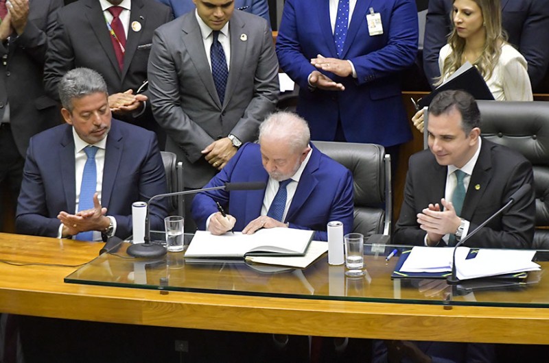 Lula inaugura terceiro volume do termo de posse