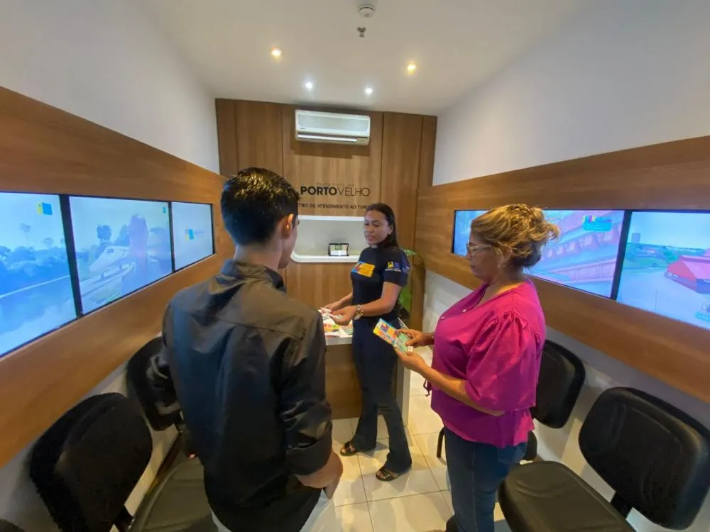 Centro de Atendimento ao Turista auxilia visitantes no aeroporto em Porto Velho