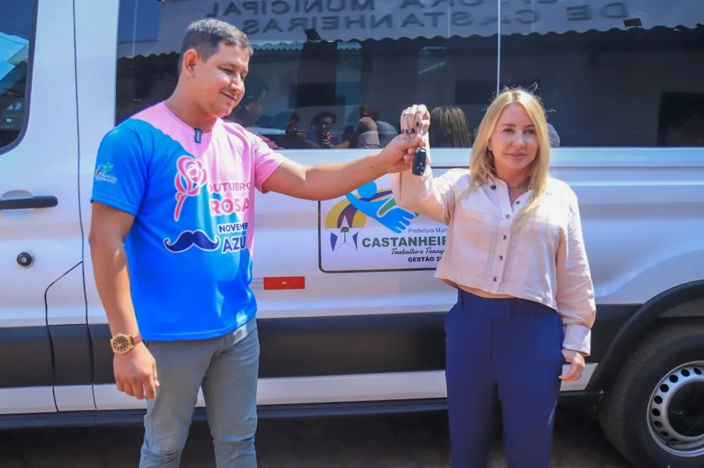 Ieda Chaves entrega van para transporte de pacientes em Castanheiras e anuncia recurso
