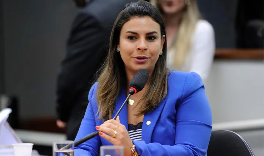 Mariana Carvalho impõe mais uma derrota ao PODEMOS após tentativa de tirar vídeo no Instagram 