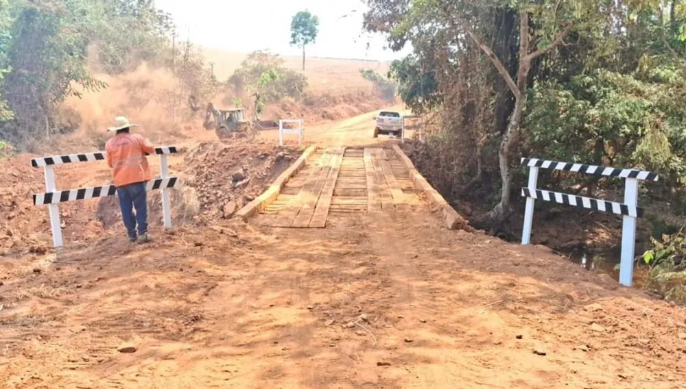 Ponte de madeira no Rio Figueira recebe manutenção em trecho da RO-383, na região de Alta Floresta d’Oeste