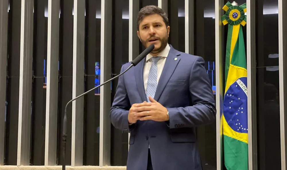 Maurício Carvalho solicita apoio da Força Aérea para combater incêndios florestais em Rondônia