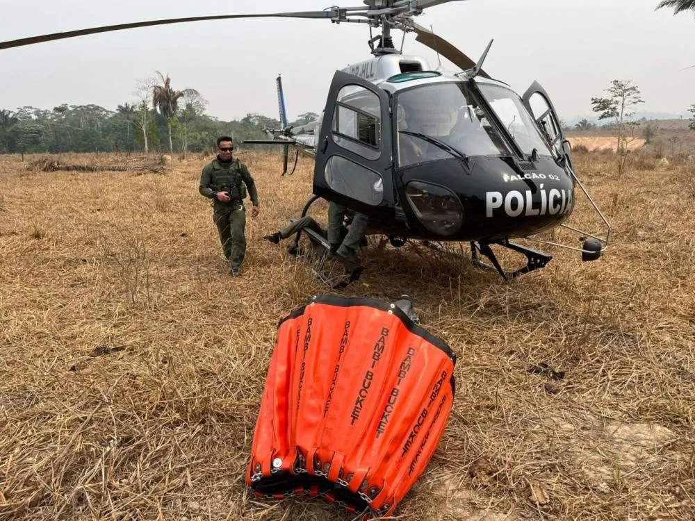 Governo de RO reforça combate aos focos de incêndio no Parque Guajará-Mirim com uso do helicóptero Falcão 2