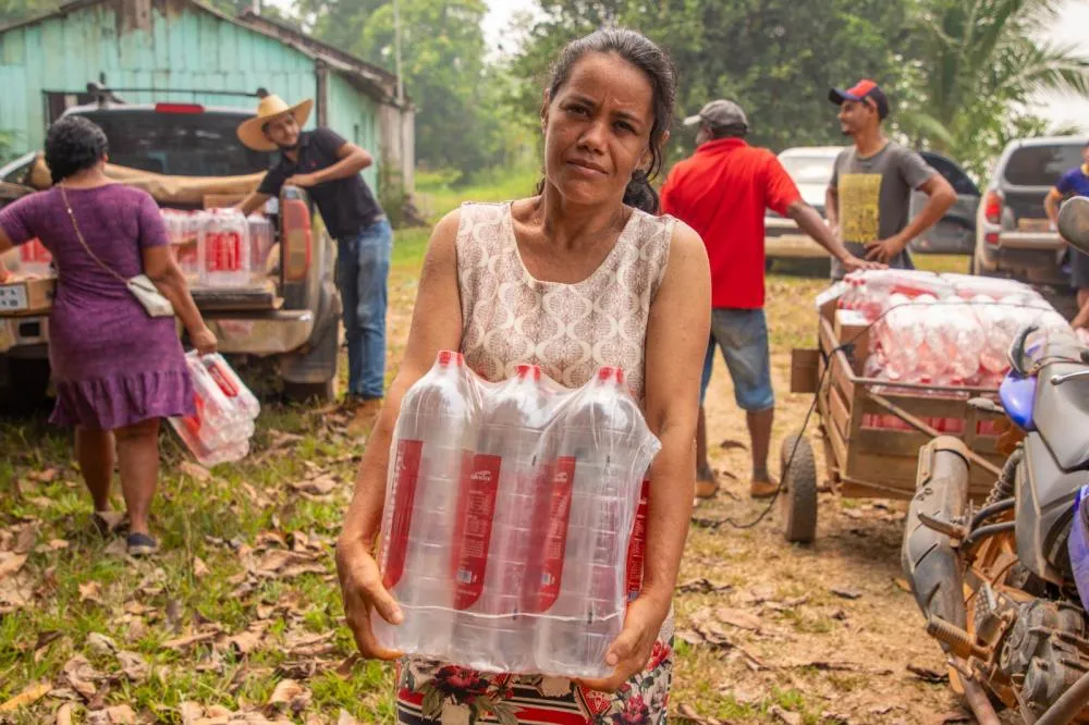 Comunidades ribeirinhas recebem entrega de água; saiba como ajudar