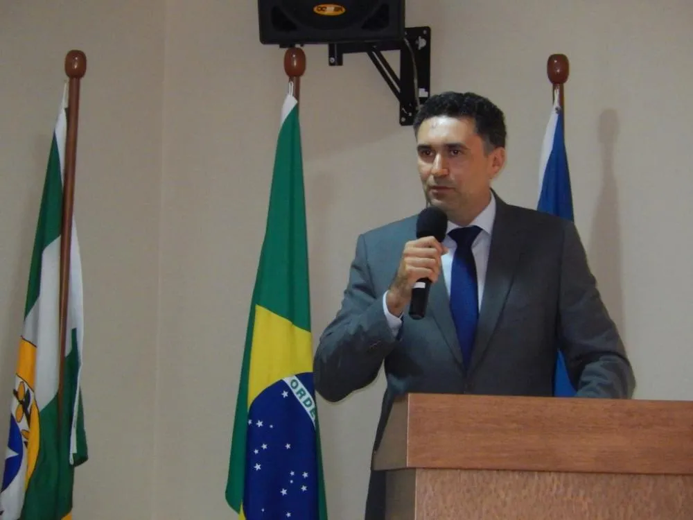 Prefeito Arismar Araújo cobra impostos abusivos para aumentar próprio salário 