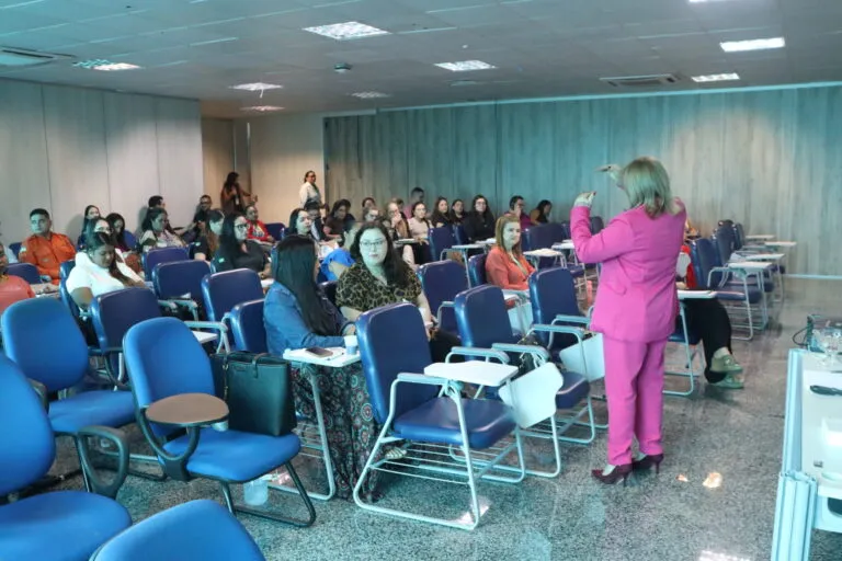 Curso de Redação Oficial é ministrado para servidores da administração pública, na Escola de Governo