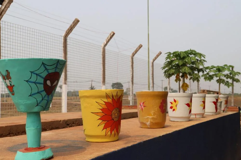 Reeducandos fabricam vasos de concreto em unidade prisional de Porto Velho
