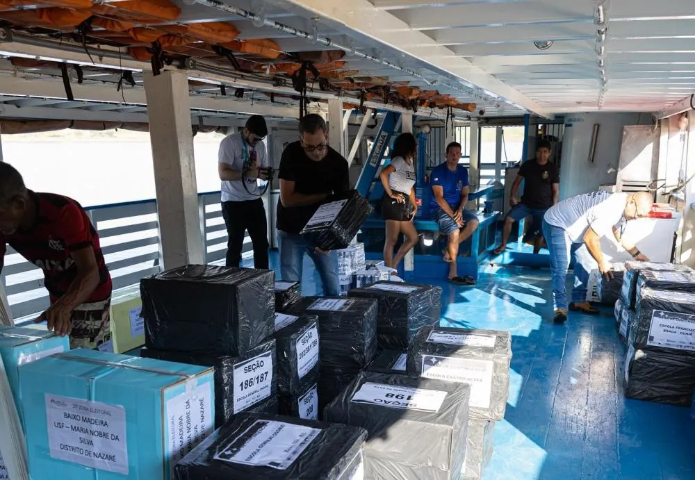 Justiça Eleitoral de Rondônia inicia transporte de urnas para distritos no Baixo Madeira