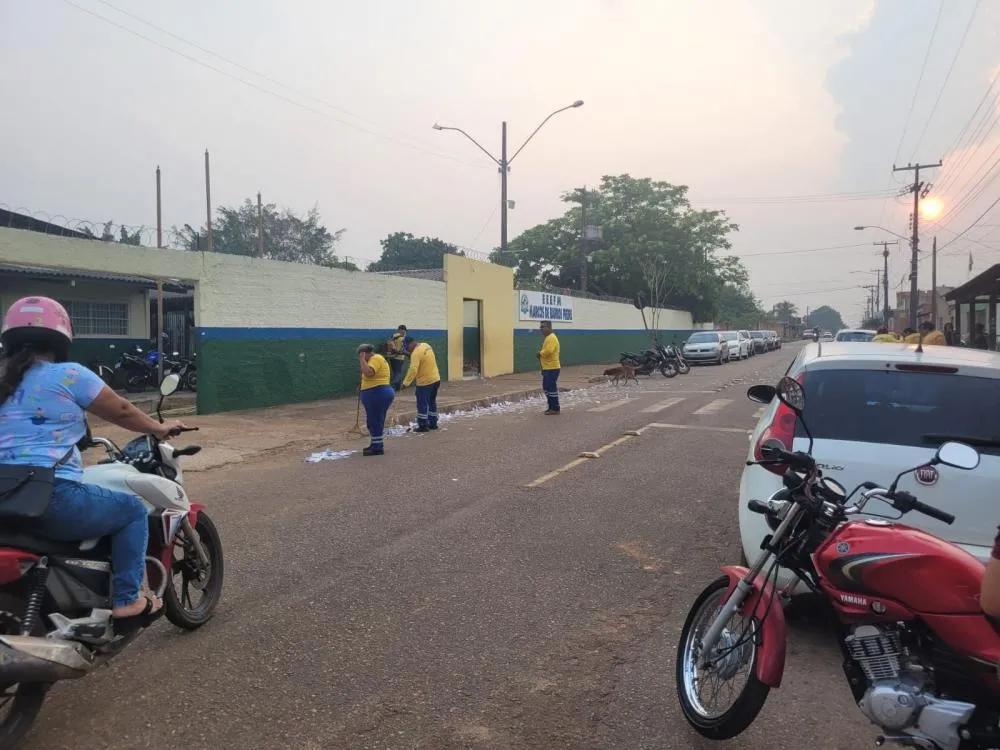 Material de campanha amanhece espalhado nas ruas em frente às escolas em Porto Velho