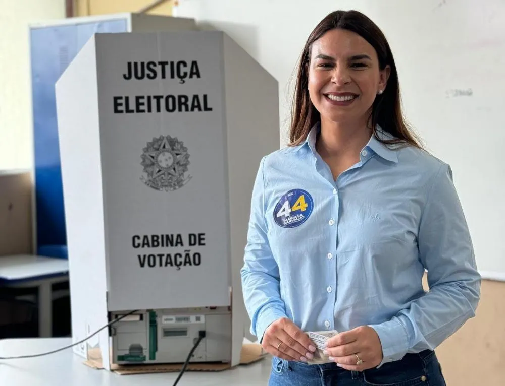 Mariana Carvalho vota na Escola Brasília e mostra confiança em vitória no primeiro turno