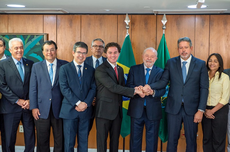 Parlamentares entregam a Lula decreto que valida intervenção na segurança do DF