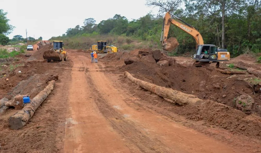 Instalação de tubos Armco na passagem no igarapé Pires de Sá na Linha 135 será concluída nos próximos dias
