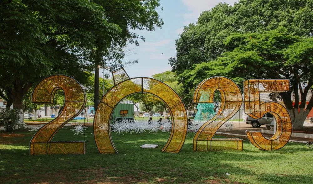 Fundação Cultural de Vilhena inicia instalação de decoração de Natal