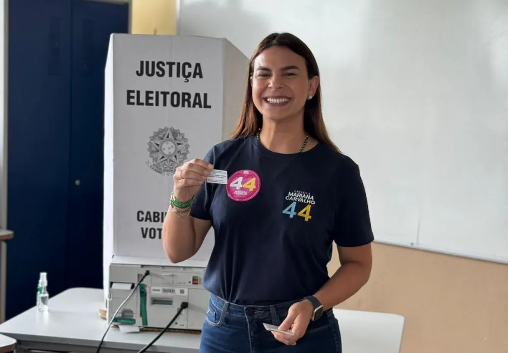 Mariana Carvalho manifesta confiança na vitória, ao votar na Escola Brasília